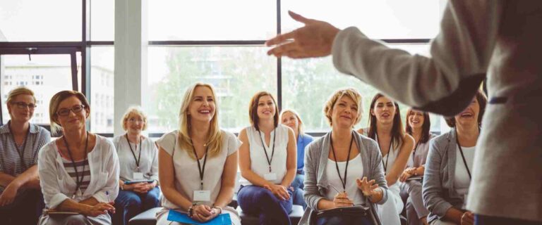Tréningen részt vevő munkatársak egy előadás közben, amely azt szemlélteti, hogy a tanulás önmagában nem garantálja a működő ügyfélélményt